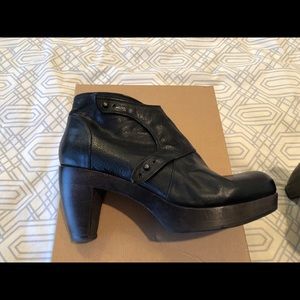 Coclico Black Leather Ankle Booties